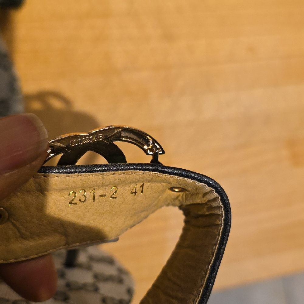 Gucci Gray Monogram Sandals with Green and Red Accents - Picture 3 of 16